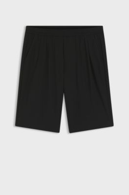 Shorts in tessuto facile da stirare con pieghe sulla parte anteriore, Nero