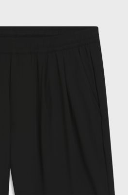 Shorts in tessuto facile da stirare con pieghe sulla parte anteriore, Nero