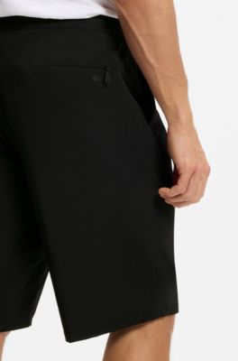 Shorts in tessuto facile da stirare con pieghe sulla parte anteriore, Nero
