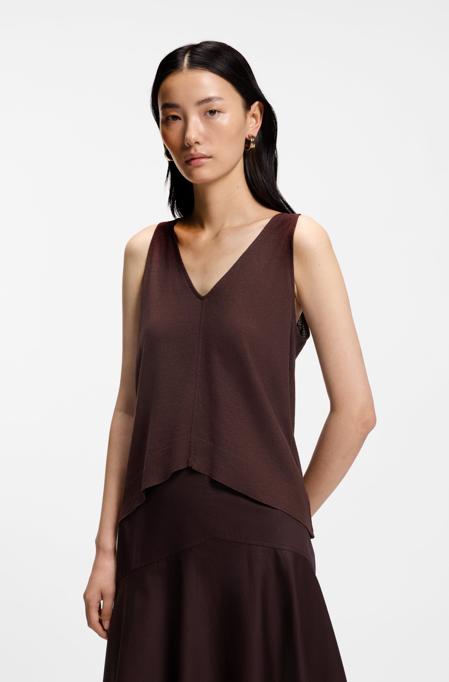 Boss V-neck top in cotton and linen toppar & linnen dam