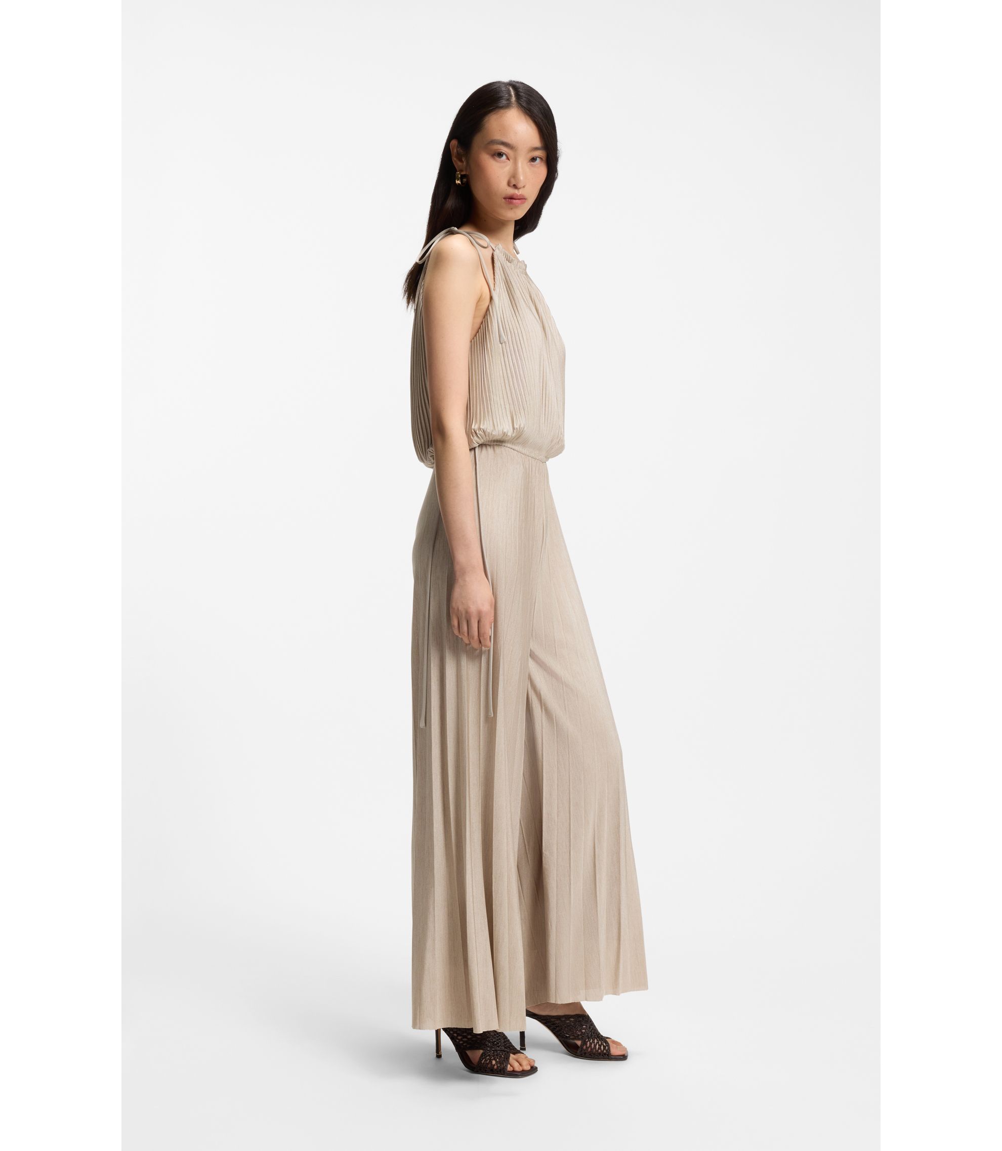 Neckholder-Jumpsuit aus glänzendem Jersey mit Plissee-Falten