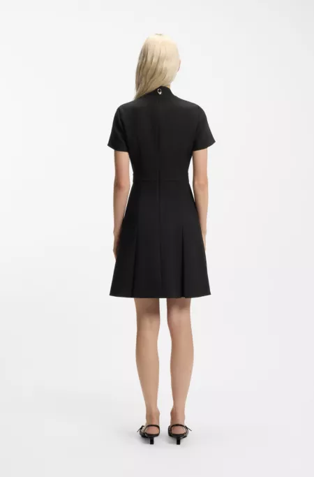 Robe à plis creux et col montant