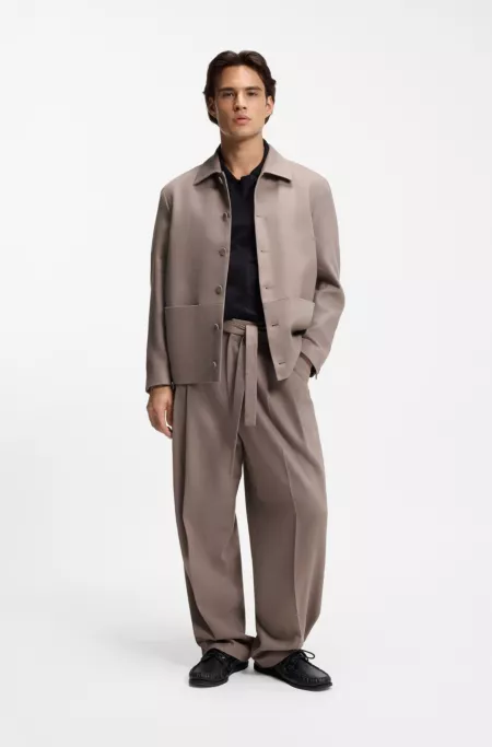 Chaqueta de corte moderno y estilo camisero