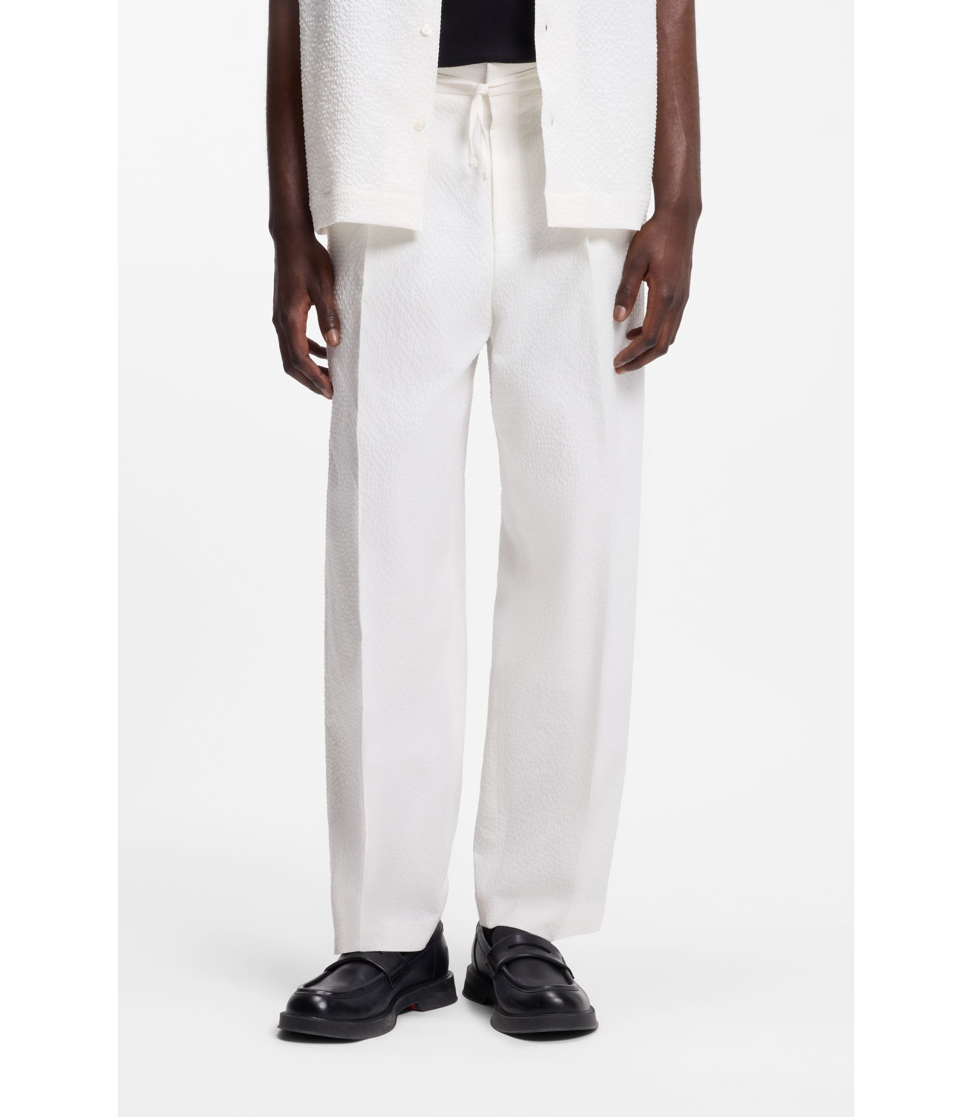 Modern-Fit Hose aus Stretch-Baumwolle mit Seersucker-Struktur