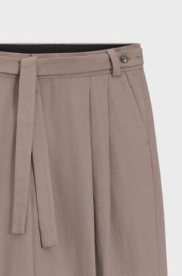 Pantaloni fashion fit con pince sulla parte anteriore e dettaglio cintura, Marrone chiaro