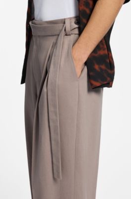 Pantaloni fashion fit con pince sulla parte anteriore e dettaglio cintura, Marrone chiaro