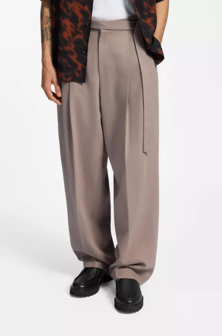 Fashion-Fit Hose mit Bundfalten und Gürtel-Detail