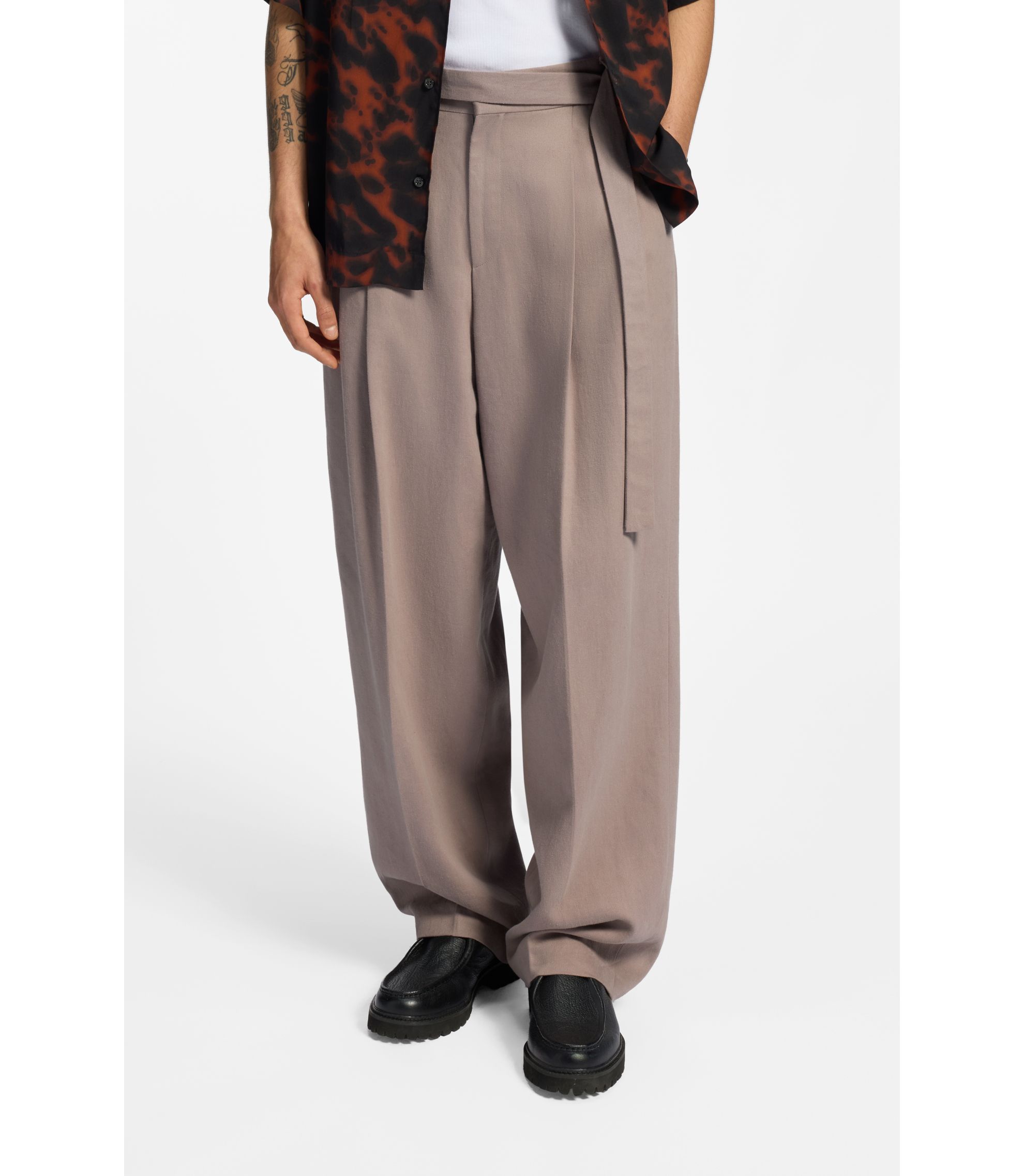 Fashion-Fit Hose mit Bundfalten und Gürtel-Detail