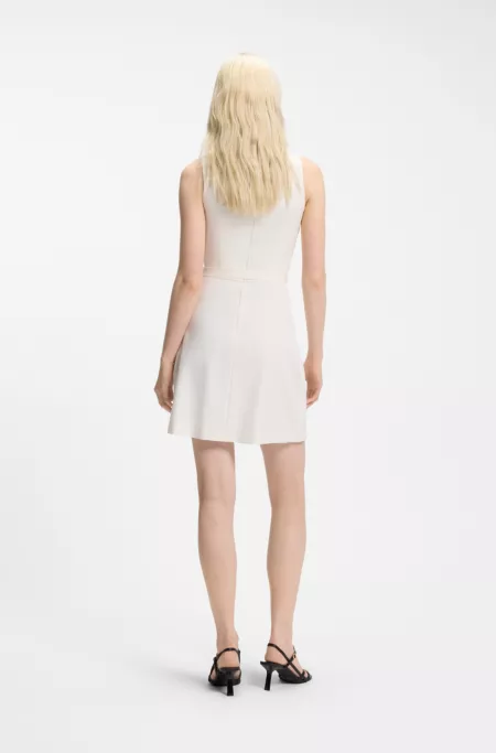 Ärmelloses Kleid mit Gürtel mit Schließe