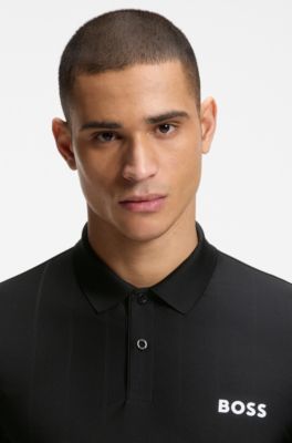 Active Slim fit pik&eacute;tr&ouml;ja i randig jersey med fyrv&auml;gsstretch, Svart