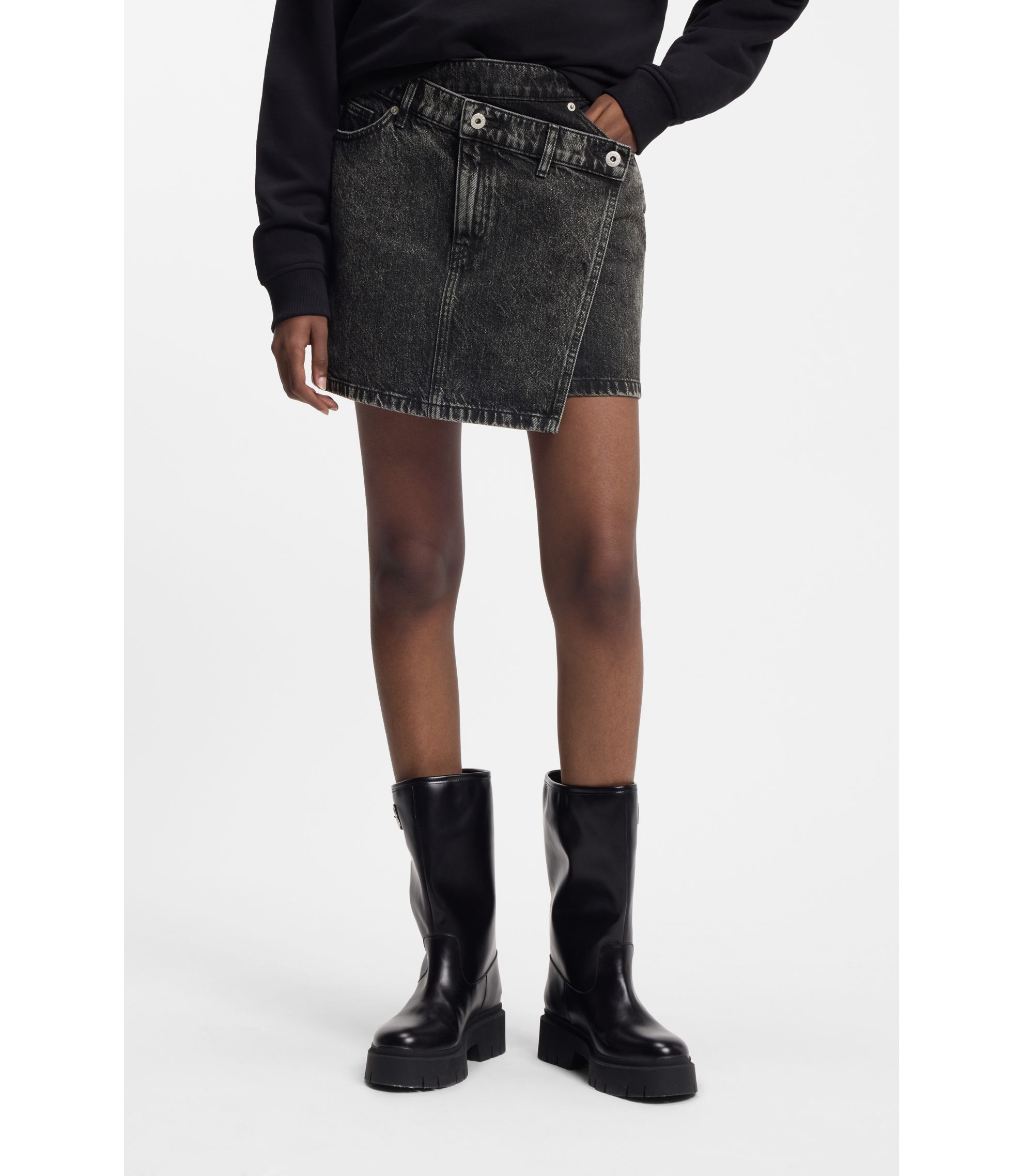 Schwarzer Denim-Rock mit asymmetrischem Bund