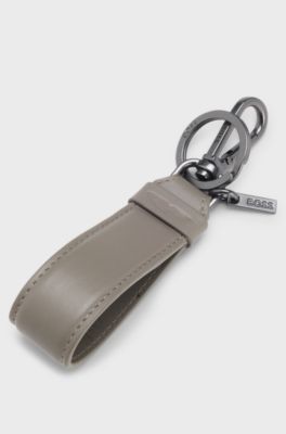 BOSS x ASTON MARTIN Schl&uuml;sselanh&auml;nger aus Leder, Hellgrau