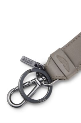 BOSS x ASTON MARTIN Schl&uuml;sselanh&auml;nger aus Leder, Hellgrau