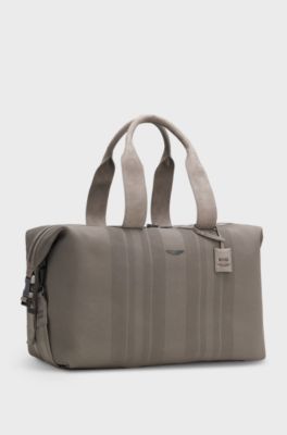 Sac de voyage en maille avec finitions en cuir su&eacute;d&eacute; BOSS x ASTON MARTIN, Gris chin&eacute;