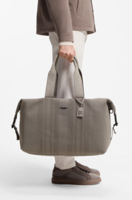 BOSS x ASTON MARTIN Weekender aus Strick mit Veloursleder-Details, Hellgrau