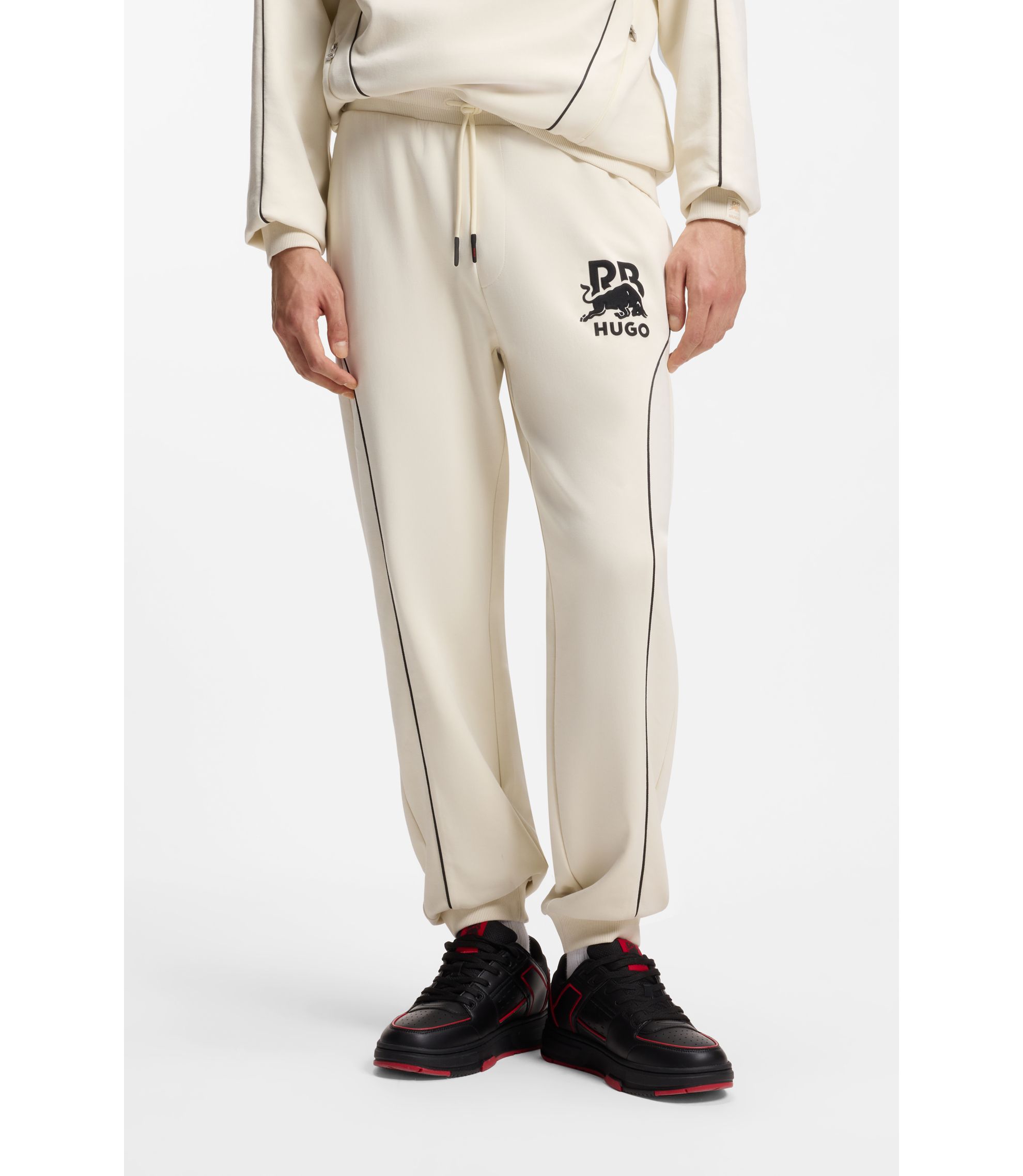 HUGO x RB Jogginghose aus Stretch-Baumwolle mit Stier-Motiv