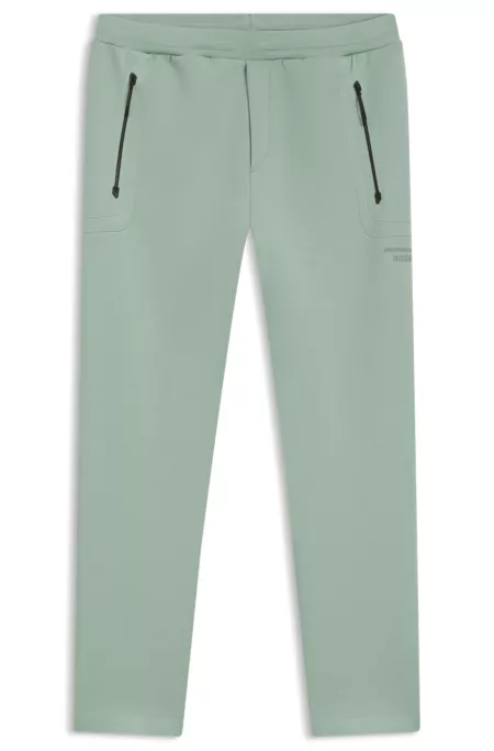 Bas de survêtement de la collection Porsche x BOSS avec logo réfléchissant