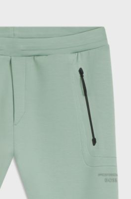 Bas de surv&ecirc;tement de la collection Porsche&nbsp;x&nbsp;BOSS avec logo r&eacute;fl&eacute;chissant ton sur ton, Chaux