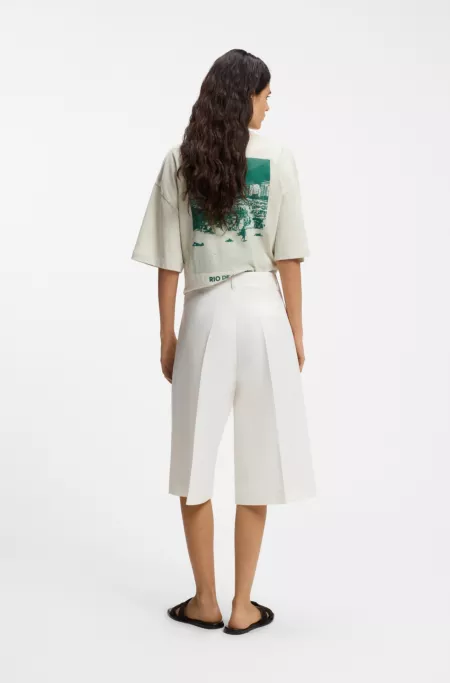 Bermuda trousers with front pleats