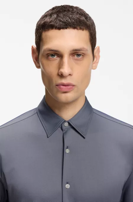 Camisa slim fit en tejido elástico técnico con estructura
