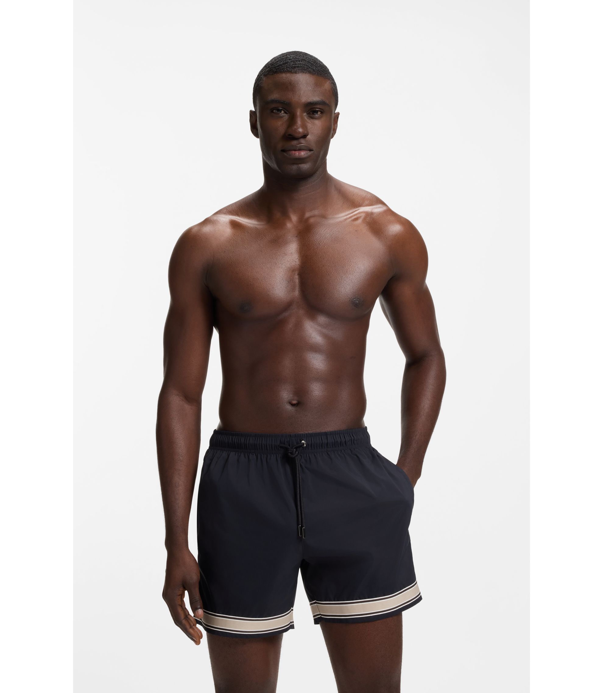 Badeshorts mit Tunnelzug aus Stretch-Gewebe und Bandbesatz