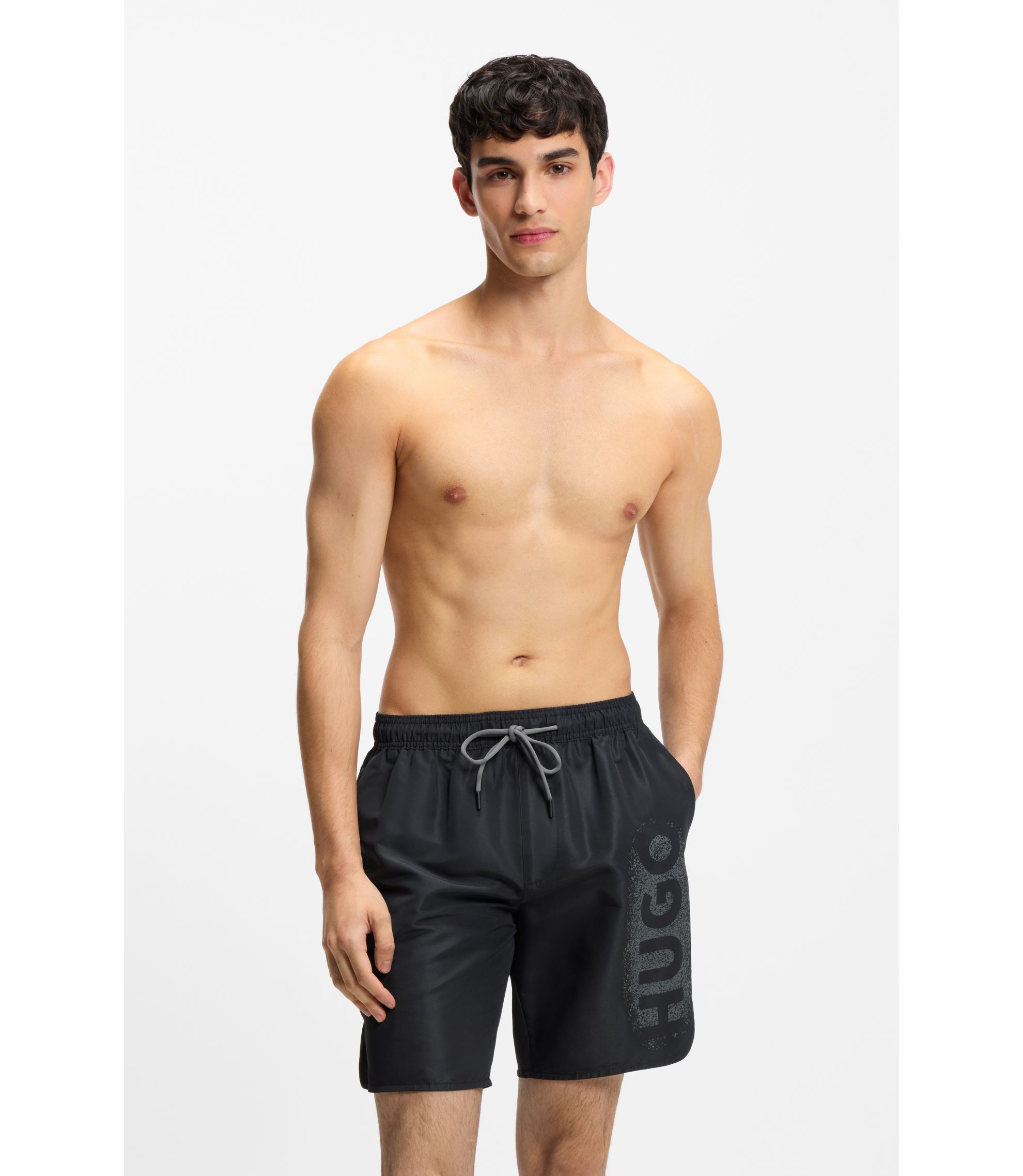 Schnell trocknende Badeshorts mit Logo im Spray-Effekt