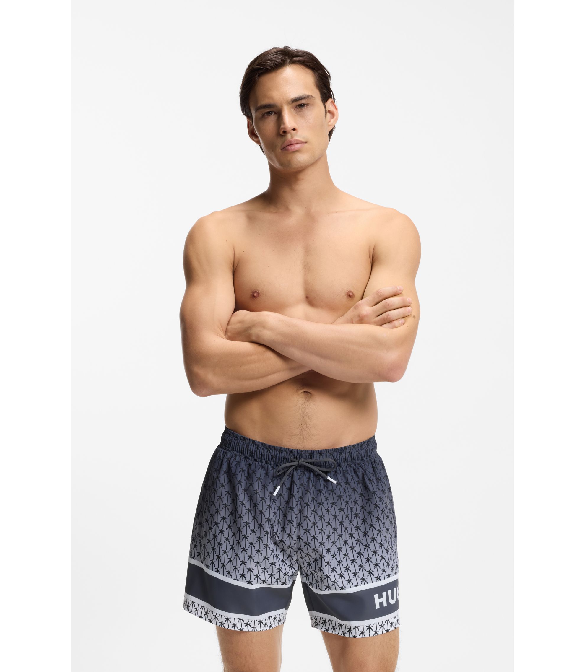 Badeshorts mit Streifen und Logo-Print