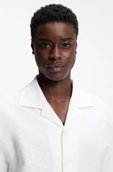 Camisa oversize fit en sirsaca de algodón elástico