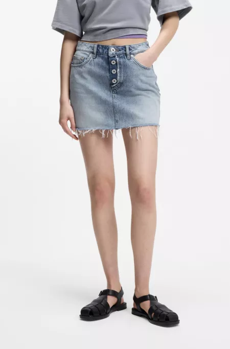 Blauer Denim-Rock mit sichtbarem geknöpften Eingriff