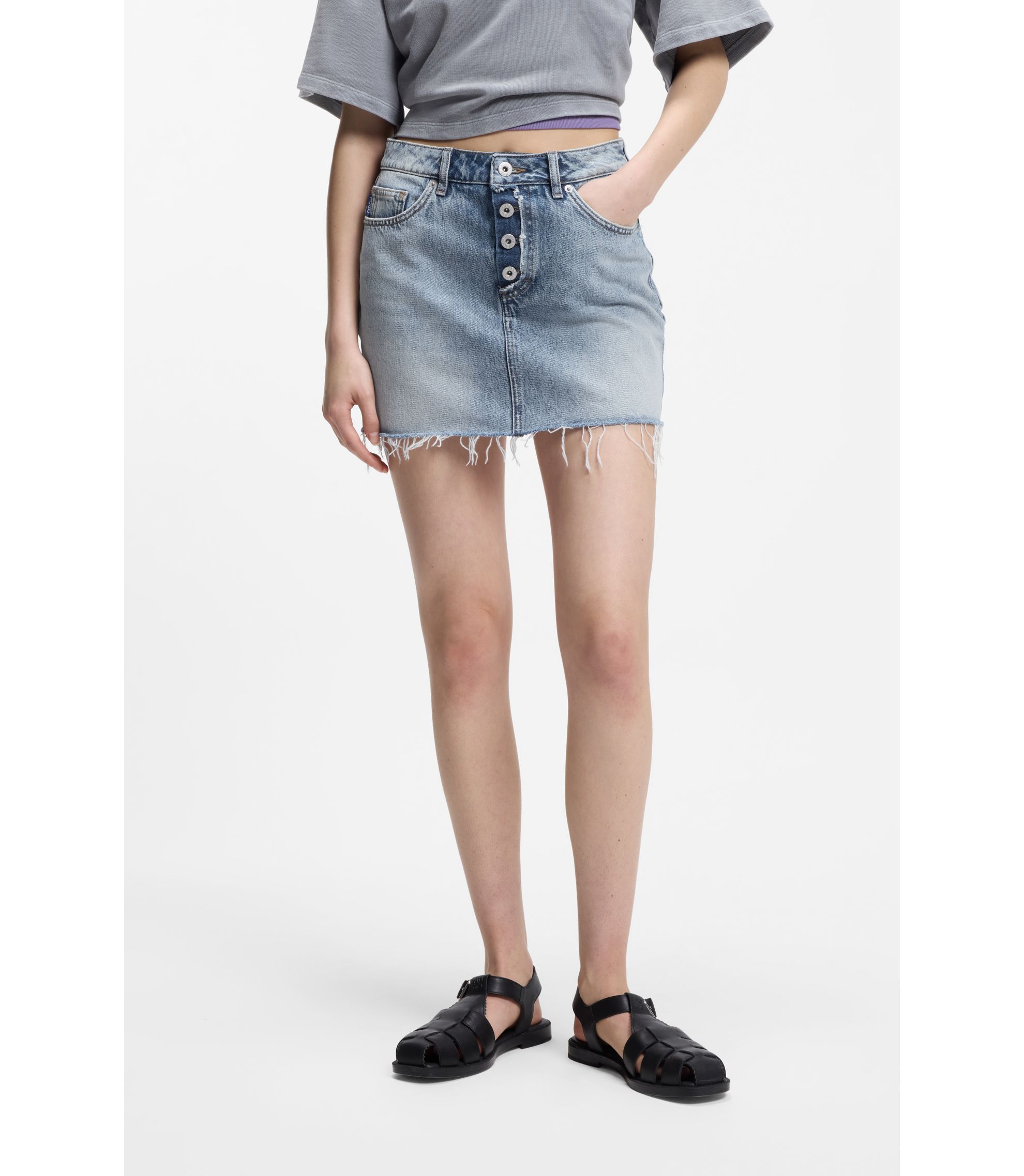 Blauer Denim-Rock mit sichtbarem geknöpften Eingriff