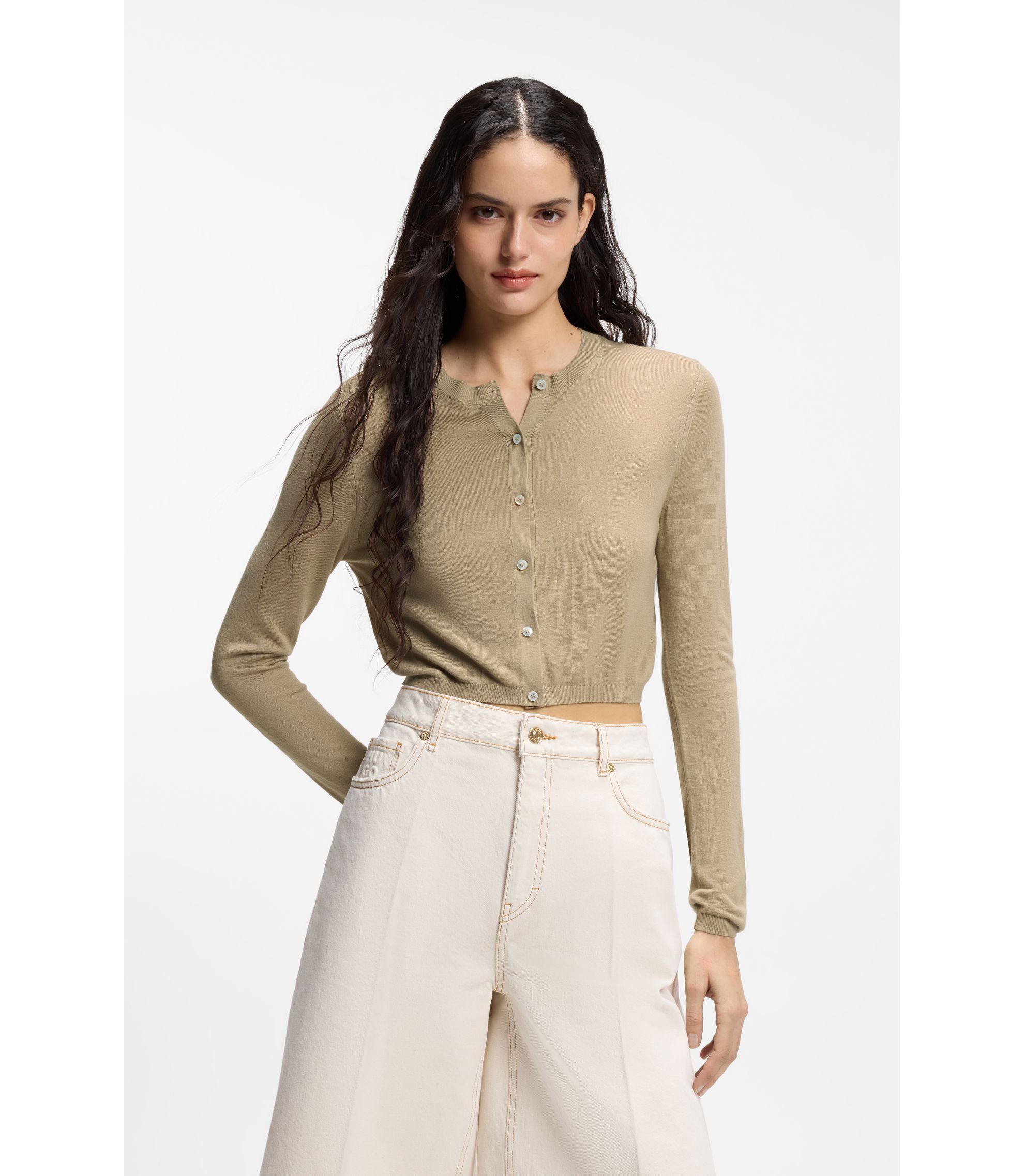 Verkürzte Strickjacke mit geripptem Detail hinten