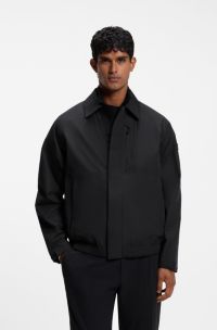 Veste d&eacute;perlante avec patte thermosoud&eacute;e sur le devant, Noir