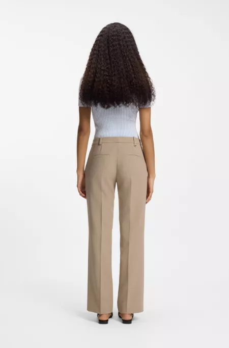 Pantalones slim fit con pernera recta