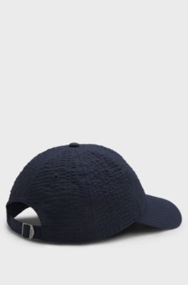 Cappellino in seersucker di cotone elasticizzato con scritta del logo in metallo, Blu scuro