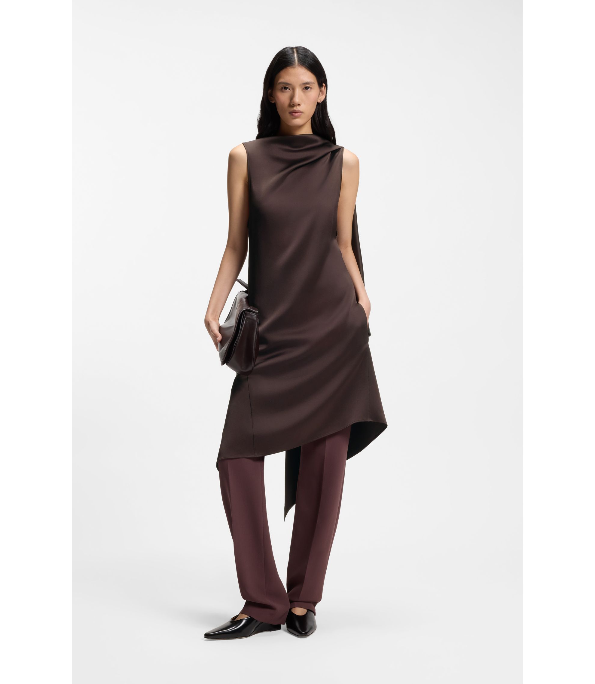 Ärmelloses asymmetrisches Kleid aus drapiertem Sable-Satin