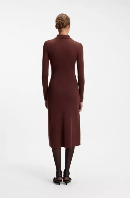 Robe Slim mi-longue avec col polo et ouverture goutte d’eau