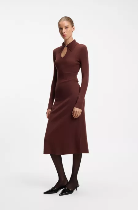 Vestido midi slim fit con cuello de polo con abertura