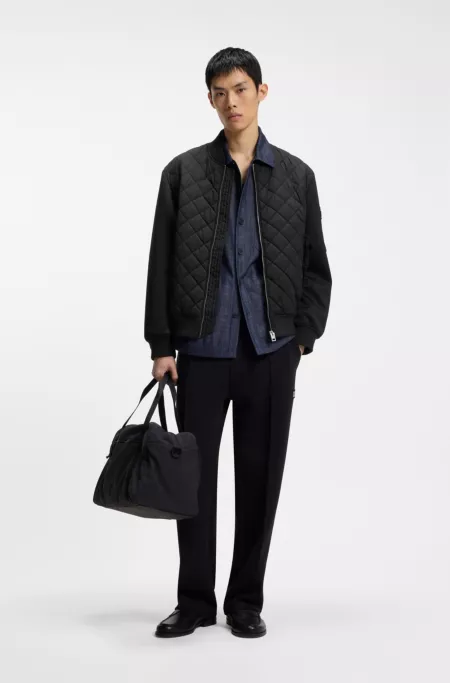 Chaqueta repelente al agua en mezcla de tejidos