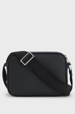 Crossbody-v&auml;ska i kornigt l&auml;der med pr&auml;glad logga, Svart