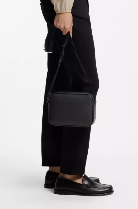 Umhängetasche aus genarbtem Leder mit Logo-Prägung