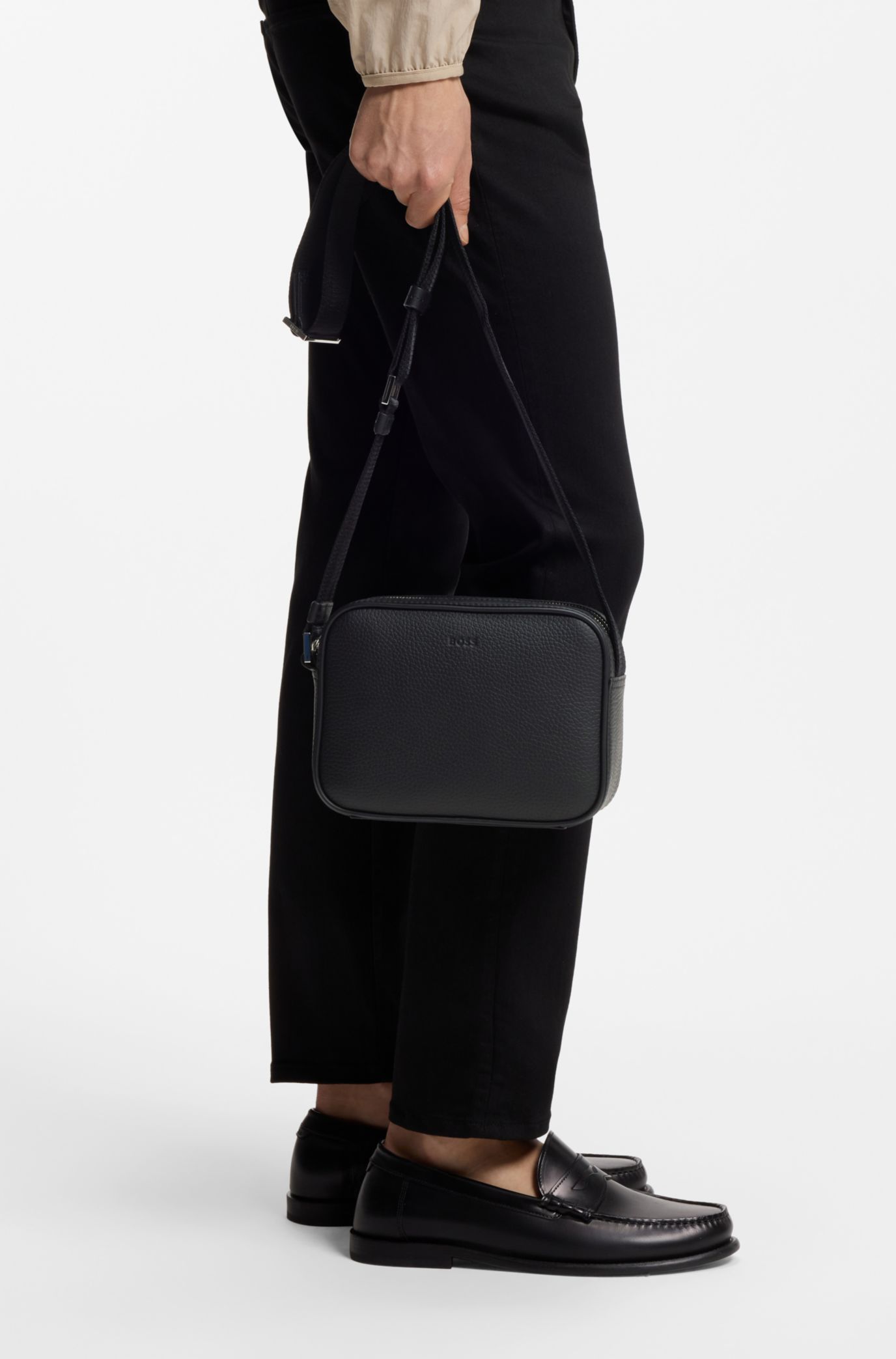 美品未使用　HUGO BOSS ストライプ ボディバッグ エンボスレザー 黒 BOSS - クロスボディバッグ グレインレザー エンボスロゴ - ブラック