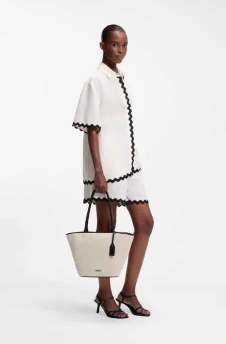 Shopper aus Canvas mit Besätzen in Leder-Optik