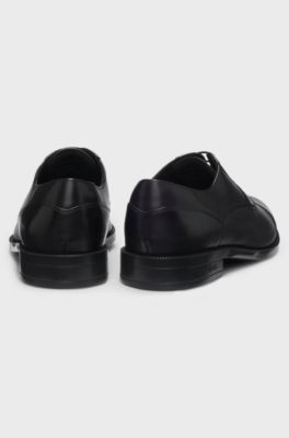 Derbyschoenen van leer met neusdetail, Zwart