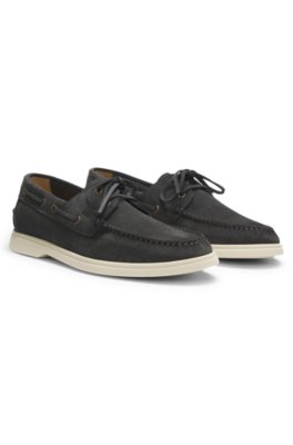 Boat shoes in suede with contrast sole