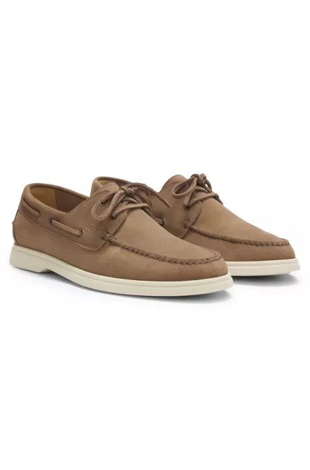 Boat shoes in suede with contrast sole