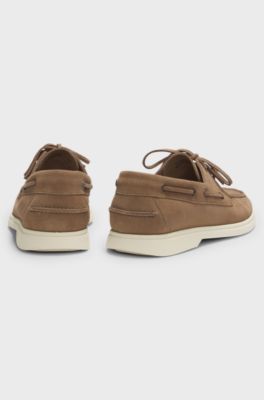 Sapatos de vela em camur&ccedil;a com sola contrastante, Beige