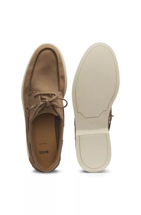Boat shoes in suede with contrast sole