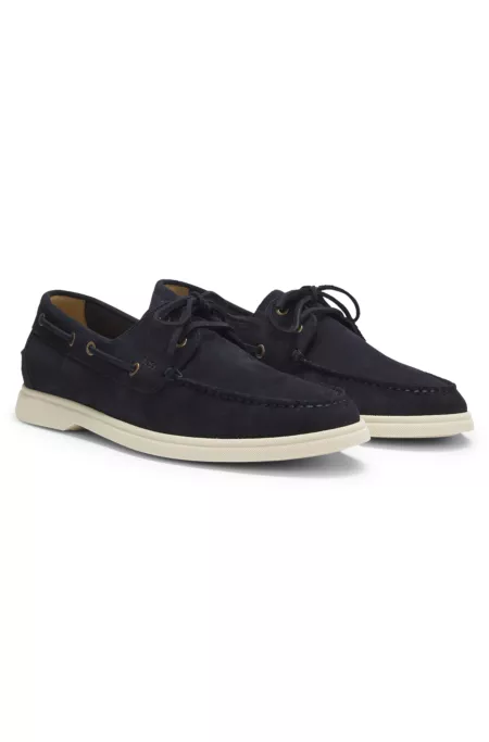 Boat shoes in suede with contrast sole