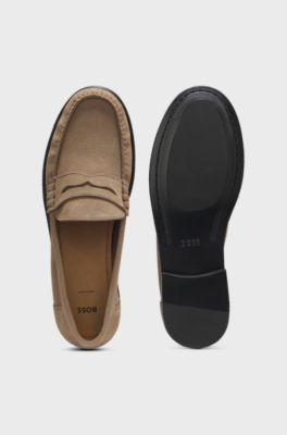 Mockasiner i mocka med penny-detalj och pr&auml;glad logga, Beige