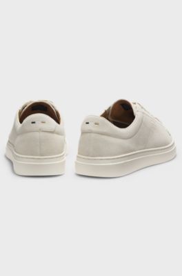 Baskets en cuir su&eacute;d&eacute; avec logo en relief, Blanc